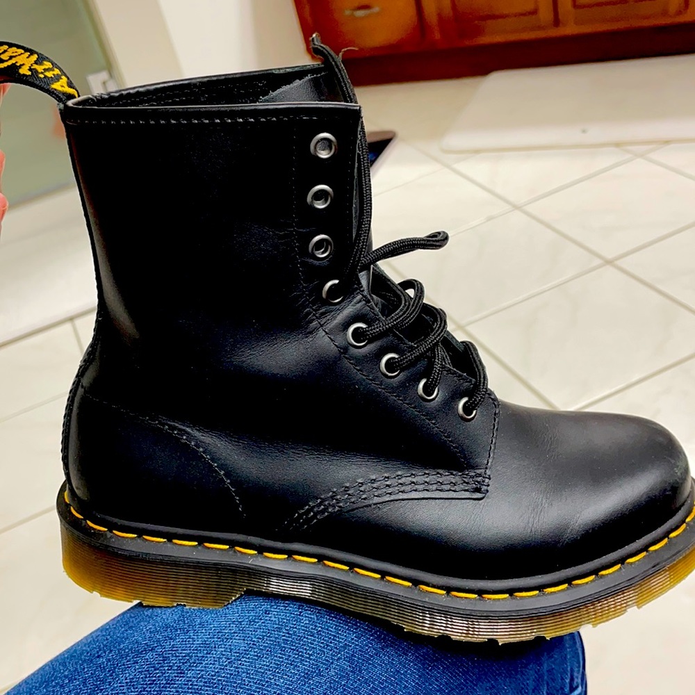 Dr. Martens boots in almost new conditions! size 9